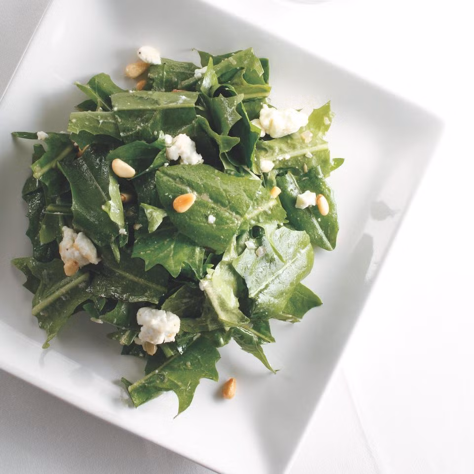 Ai ngo loai rau moc dai nay lai la nguon dinh duong hiem co