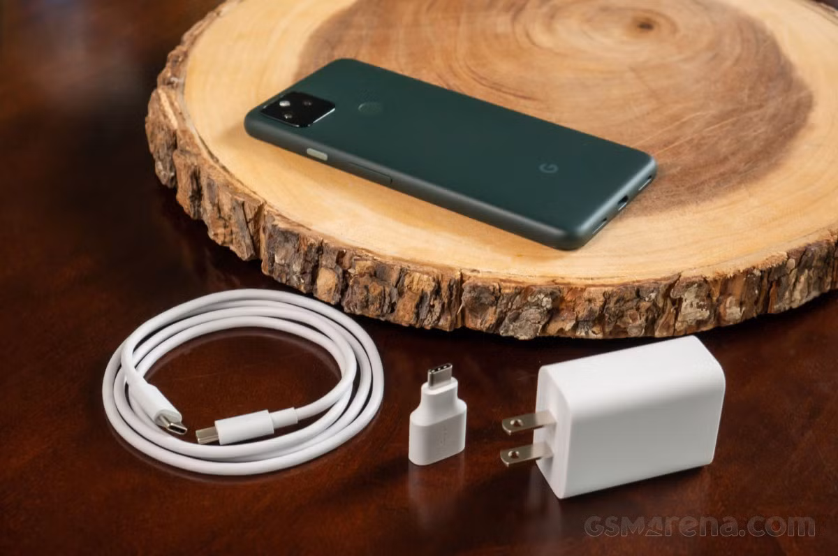  Củ sạc kèm theo. Apple không tặng kèm củ sạc từ khi công bố iPhone 12, kể cả dòng iPhone 11 và SE bán ra sau thời điểm đó. Ngược lại, Google vẫn trang bị cho Pixel 5a bộ sạc và cáp truyền tải, người dùng không phải bỏ thêm tiền mua phụ kiện này.