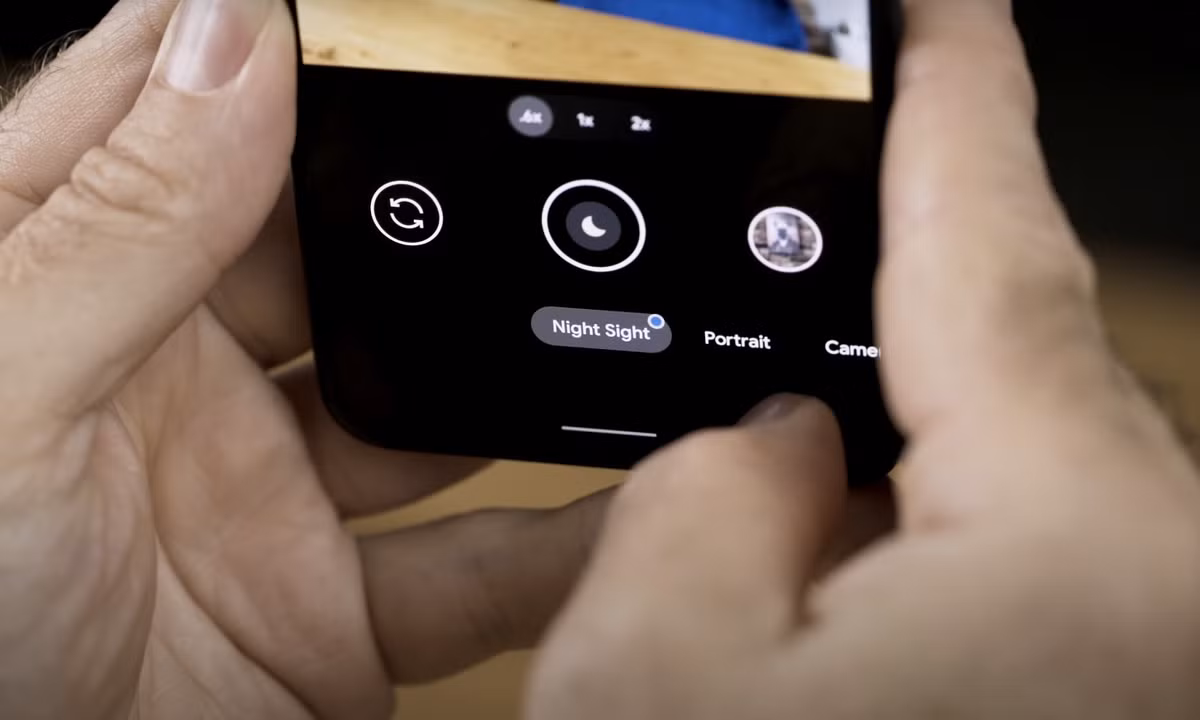  Chế độ chụp đêm. Sở hữu cùng chipset Apple A13 Bionic như iPhone 11 Pro nhưng SE bị cắt giảm chế độ chụp đêm (Night Mode). Ngược lại, chiếc Pixel giá rẻ của Google được trang bị tính năng này. Do đó, khả năng chụp ảnh trong điều kiện thiếu sáng của 2 máy sẽ chênh lệch rõ rệt. Ảnh: The Verge.