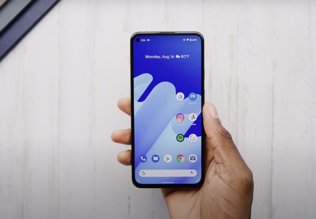  Màn hình OLED. Pixel 5a có màn hình 6,34 inch, tấm nền OLED, độ phân giải Full HD+, tần số quét 60 Hz. Đặc điểm này vượt trội hoàn toàn so với iPhone SE kích thước 4,7 inch và thiết kế viền dày đã tồn tại từ 2014. Ảnh: Marques Brownlee.