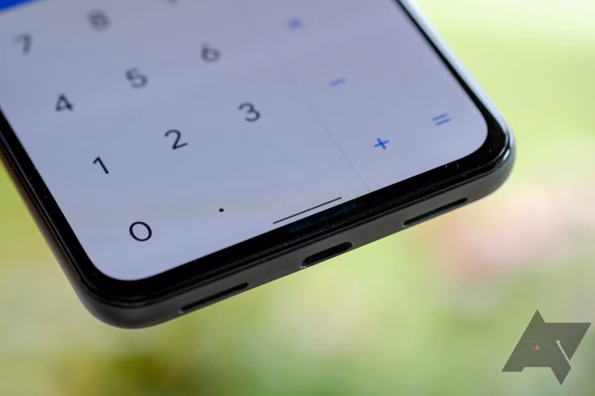  Cổng USB-C. Giống như nhiều smartphone khác, Pixel 5a sử dụng cổng USB-C để sạc và truyền dữ liệu. Điều này giúp người dùng có nhiều lựa chọn phụ kiện cũng như sử dụng chung với thiết bị khác. Trong khi đó, iPhone SE vẫn đi kèm kết nối Lightning độc quyền, khó tương thích, kể cả MacBook và iMac đời mới. Ảnh: Android Police.