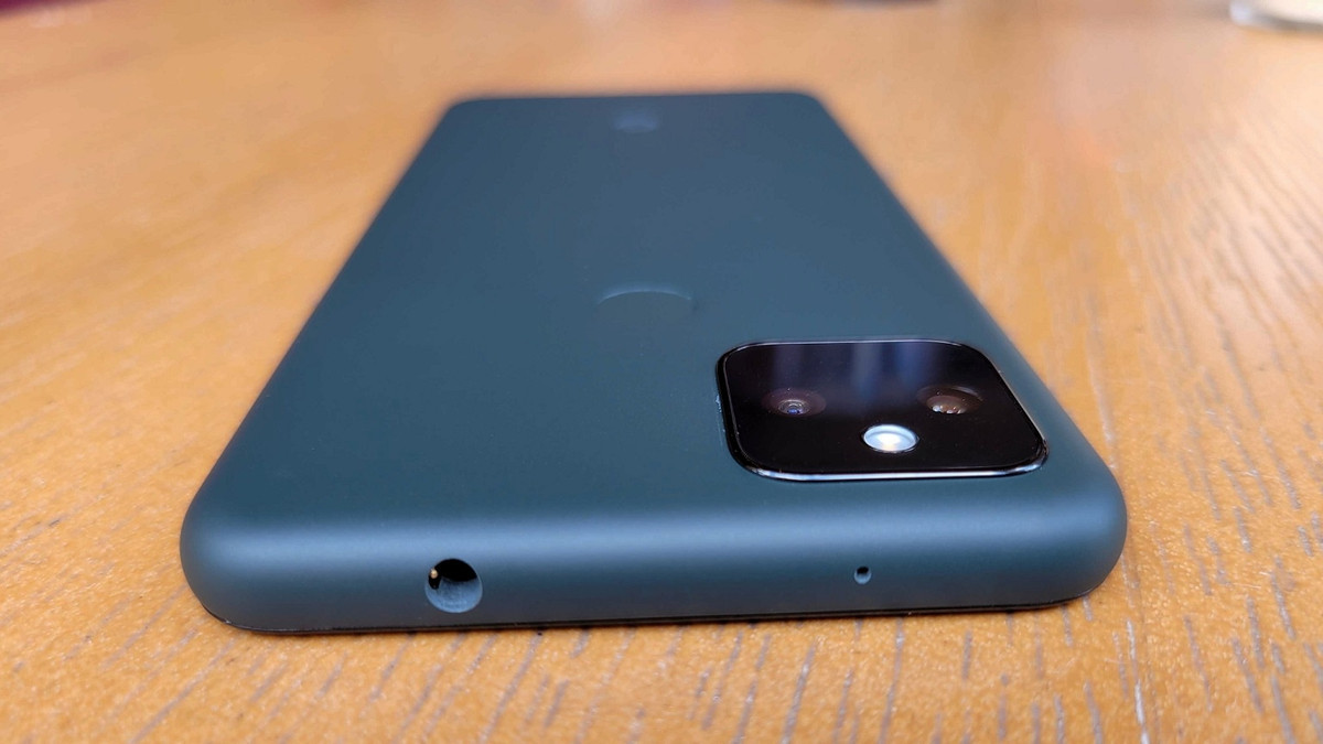  Jack cắm tai nghe. Đây là đặc điểm có thể gây tranh cãi. Hiện nay đa số smartphone tầm trung và cao cấp đời mới đã bỏ jack cắm tai nghe 3,5 mm. Vào thời điểm 2021, Pixel 5a là smartphone hiếm hoi có cổng kết nối này. Tuy nhiên, với những ai đang dùng tai nghe có dây thì lại là lựa chọn tốt. Chiếc iPhone SE duy nhất có jack 3,5 mm đã ra mắt từ năm 2016. Ảnh: Android Central.