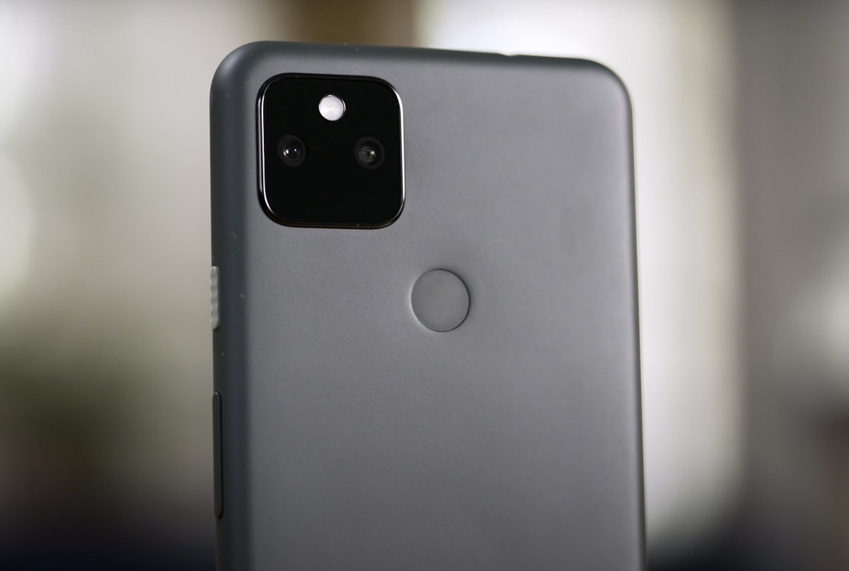  Camera kép. Về tính năng này, iPhone SE không thể so sánh với Pixel 5a. Smartphone của Google vượt trội hoàn toàn nhờ cụm camera kép, cảm biến chính 12,2 MP và ống kính siêu rộng 16 MP. Thuật toán hình ảnh Google AI đã nổi tiếng từ những thế hệ Pixel camera đơn sẽ tiếp tục phô diễn sức mạnh dựa trên phần cứng mới. Ảnh: The Verge.