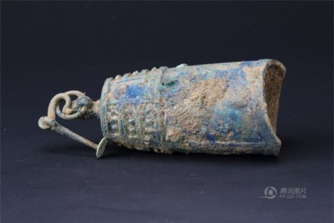 Một chiếc chuông bằng đồng được được khai quật.