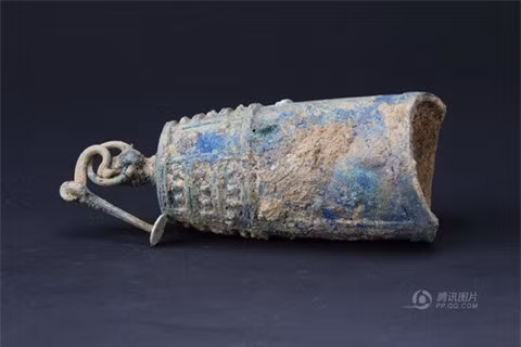 Một chiếc chuông bằng đồng được được khai quật.