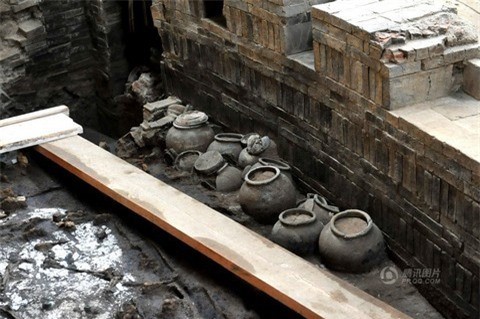 Việc phát hiện lăng mộ thứ 2 cũng của Tùy Dạng Đế đã gây ra một cuộc tranh cãi nảy lửa trong giới sử học Trung Quốc để xác định xem, đâu mới thực sự là huyệt mộ thật của bạo chúa họ Dương.