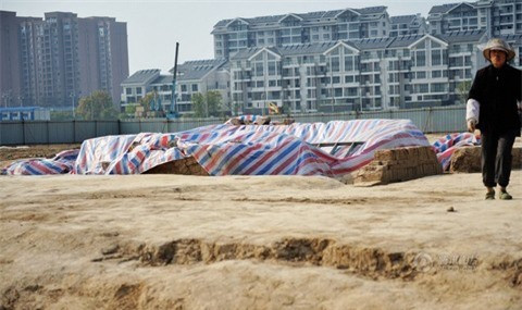 Lăng mộ được phát hiện từ tháng 3 năm nay tại một công trình xây dựng thuộc thôn Tư Đồ, thị trấn Tây Hồ, thành phố Dương Châu, tỉnh Giang Tô, Trung Quốc.