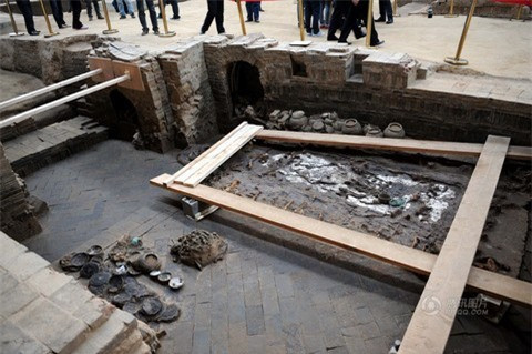 Các nhà khảo cổ Trung Quốc cho biết, lăng mộ mới của Tùy Dạng Đế rộng 109 ngàn mét vuông, với hai huyệt mộ, một dành cho Tùy Dạng Đế một dành cho vợ ông là Tiêu Hoàng hậu.