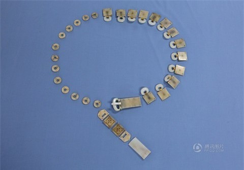 Các nhà khảo cổ Trung Quốc bắt đầu nghi ngờ đây là lăng mộ của Tùy Dạng Đế khi phát hiện tấm biacó chữ "Tùy Cố Dạng Đế Mộ Chí" (Mộ của Tùy Dạng Đế) cùng nhiều cổ vật vốn dành riêng cho tầng lớp quý tộc trong thời phong kiến. Trong hình là chiếc đai được làm bằng ngọc dành cho các hoàng đế được tìm thấy tại lăng mộ.