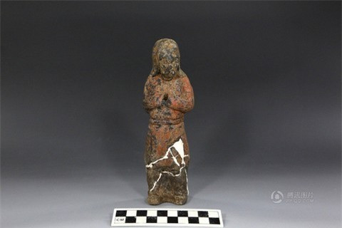 Ngoài hai huyệt mộ, trong lăng mộ được phát hiện, các nhà khảo cổ Trung Quốc cũng khai quật được khá nhiều di vật có niên đại được xác định là vào thời nhà Tùy tại Trung Quốc.