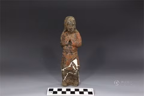 Ngoài hai huyệt mộ, trong lăng mộ được phát hiện, các nhà khảo cổ Trung Quốc cũng khai quật được khá nhiều di vật có niên đại được xác định là vào thời nhà Tùy tại Trung Quốc.