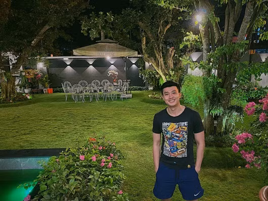 Mỗi buổi sáng, tất cả mọi người trong gia đình anh đều tụ tập ăn sáng cùng nhau tại chiếc bàn ngoài vườn. Còn buổi tối, đây cũng là không gian lý tưởng để cả nhà quây quần uống trà, trò chuyện.