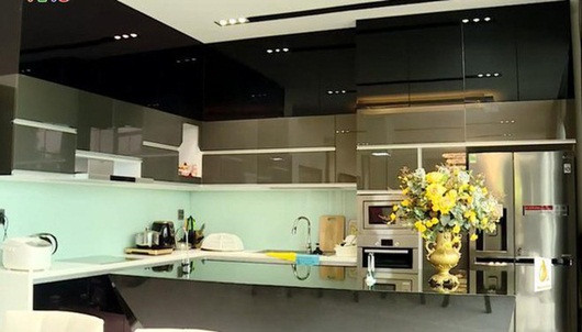 Phòng bếp thoáng mát, đầy đủ tiện nghi của gia đình Quốc Trường.