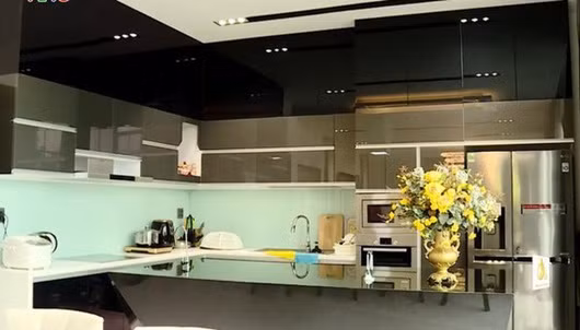 Phòng bếp thoáng mát, đầy đủ tiện nghi của gia đình Quốc Trường.