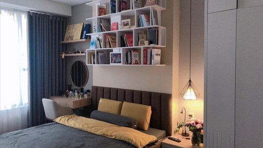 Phòng ngủ của Quốc Trường được bài trí khá đơn giản với tường sơn trắng và nhiều vật dụng có gam màu trầm chủ đạo.