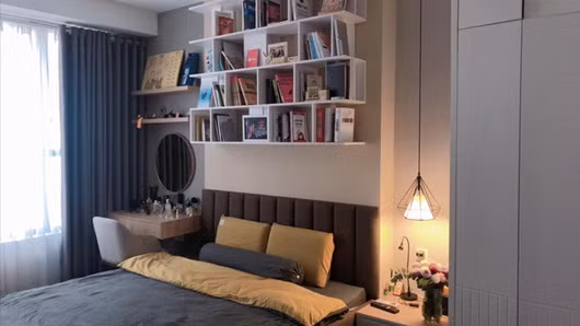 Phòng ngủ của Quốc Trường được bài trí khá đơn giản với tường sơn trắng và nhiều vật dụng có gam màu trầm chủ đạo.