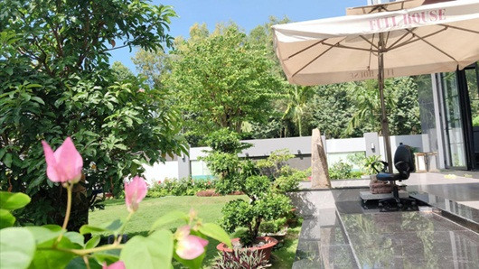 Điều đặc biệt về căn biệt thự của gia đình Quốc Trường là khu vực sân vườn rộng rãi, xanh mát thích hợp cho những buổi tụ họp.