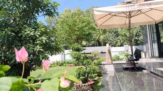 Điều đặc biệt về căn biệt thự của gia đình Quốc Trường là khu vực sân vườn rộng rãi, xanh mát thích hợp cho những buổi tụ họp.