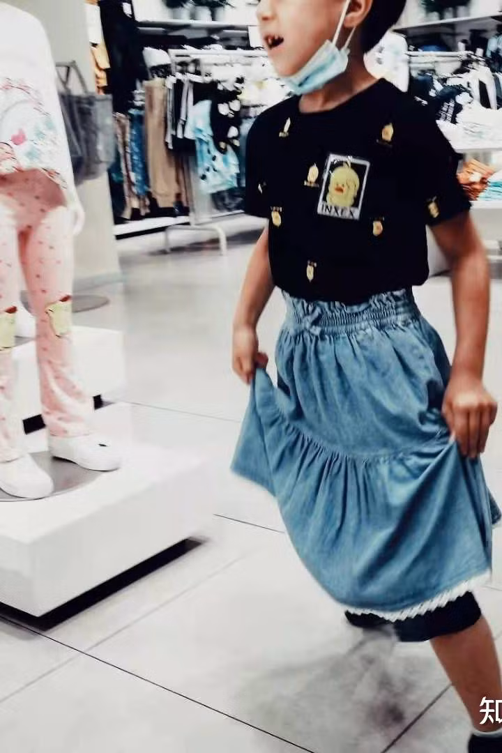 Cau be Trung Quoc mac vay di hoc gay tranh cai-Hinh-3