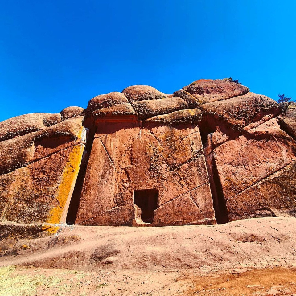  Cổng Aramu Muru (Peru): Tên cổng có nghĩa là "Cổng của những vị thần", cũng nằm gần hồ Titicaca nhưng ở phần lãnh thổ Peru. Cổng đá này được phát hiện vào đầu những năm 1990 và nhiều khả năng là một công trình của người Inca bị bỏ hoang. Cổng rộng khoảng 7 m2 với hõm sâu cao gần 2 m được tạc sâu. Nhiều giả thuyết cho rằng đây là nơi các pháp sư Inca làm lễ với chiếc đĩa bằng vàng có thể mở cổng, tuy nhiên chưa có bằng chứng cụ thể. Ảnh: Tato.gro.