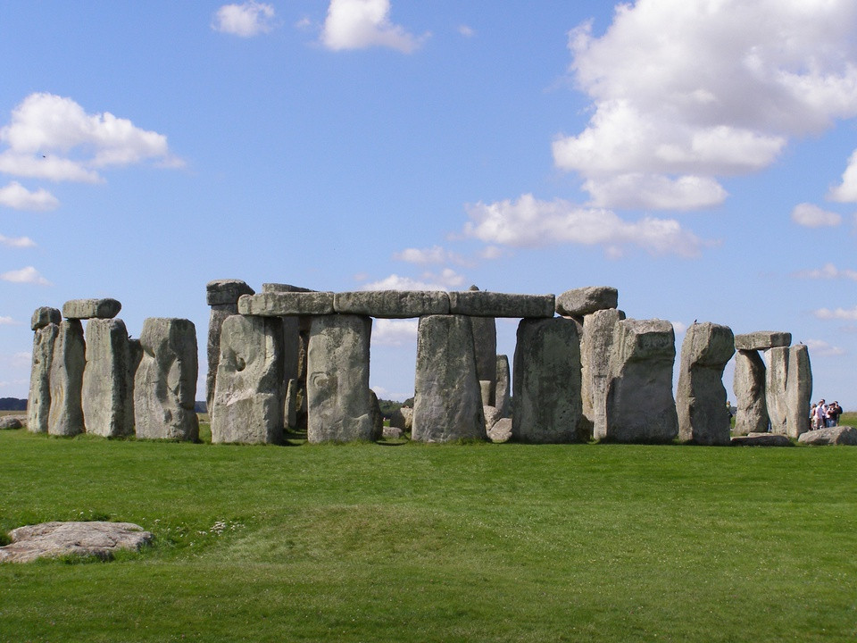 br/> Stonehenge (Anh): Đây là một di tích tiền sử nằm tại Wiltshire (Anh), gồm vòng tròn nhiều cổng đá cao khoảng 4 m, rộng 2,1 m và nặng khoảng 25 tấn. Các nhà khảo cổ học tin rằng công trình được xây dựng trong giai đoạn năm 3000-2000 trước Công nguyên. Đây là một trong những địa điểm tham quan nổi tiếng nhất của Vương quốc Anh. Ảnh: Gareth Wiscombe.