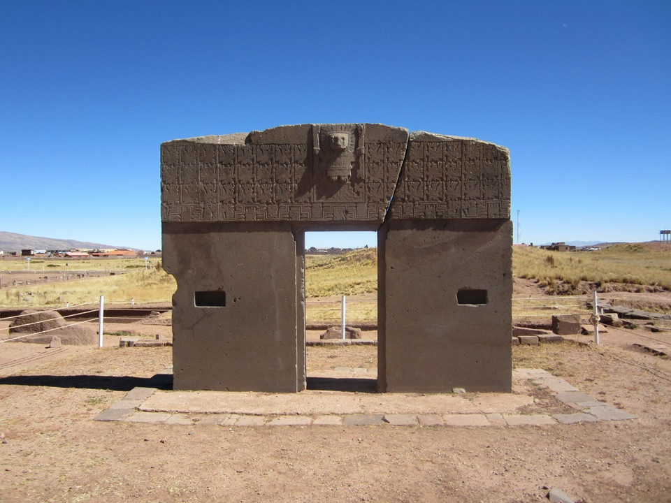 br/> Cổng Mặt Trời (Bolivia): Công trình được xây dựng bởi nền văn hóa Tinawaku từ hơn 1.500 năm trước. Đây là một cổng vòm đá nguyên khối nằm gần hồ Titicaca ven thành phố La Paz. Công trình cao khoảng 3 m, rộng gần 4 m với tổng trọng lượng khoảng 10 tấn. Những người Tinawaku xây dựng và sử dụng công trình này như một cuốn lịch để theo dõi ngày trong năm. Ảnh: Charismatic Planet.