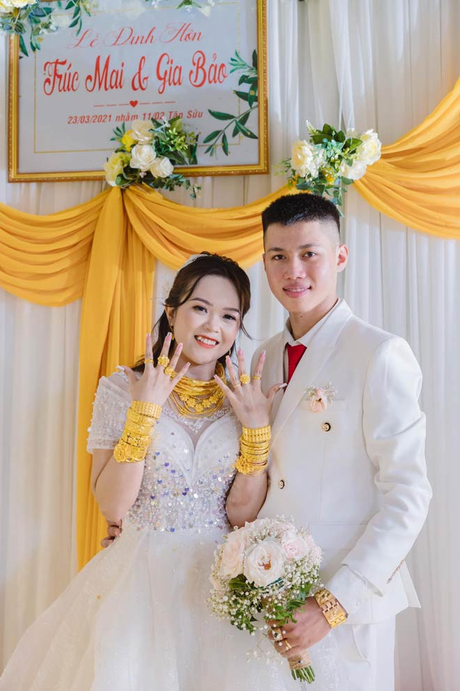 Cô dâu 18 tuổi đeo 20 cây vàng trong ngày cưới - Hình 2 Co dau 18 tuoi deo 20 cay vang trong ngay cuoi-Hinh-2