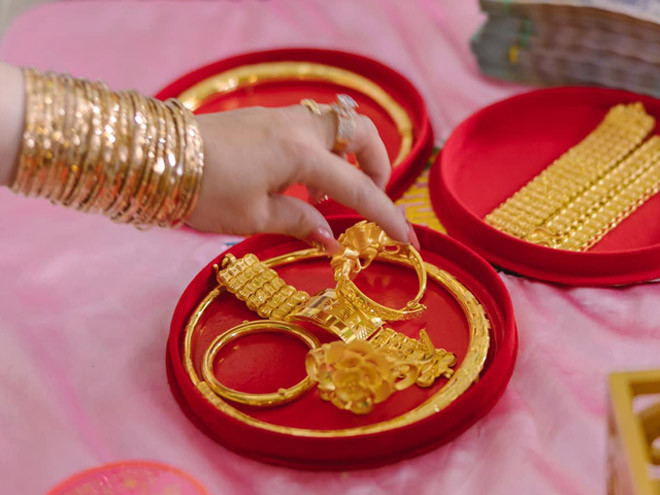 Cô dâu 18 tuổi đeo 20 cây vàng trong ngày cưới - Hình 4 Co dau 18 tuoi deo 20 cay vang trong ngay cuoi-Hinh-4