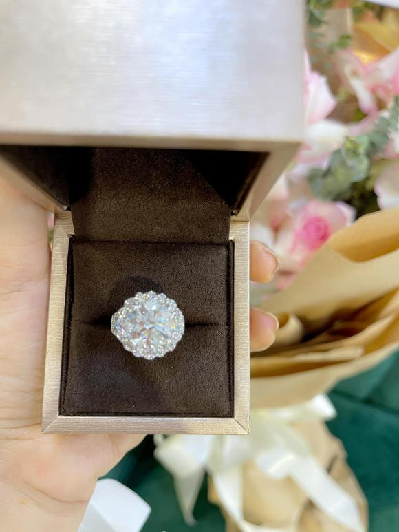 Ung Hoang Phuc tang vo chiec nhan kim cuong sieu to-Hinh-6