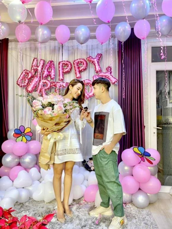 Ung Hoang Phuc tang vo chiec nhan kim cuong sieu to-Hinh-3