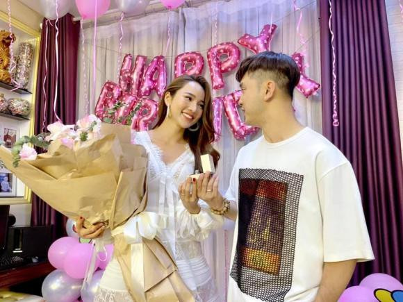 Ung Hoang Phuc tang vo chiec nhan kim cuong sieu to-Hinh-5