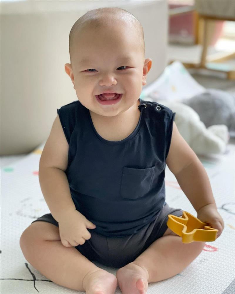 Ho Ngoc Ha khoe trai ut tap catwalk voi cap dui to bang chan me-Hinh-9