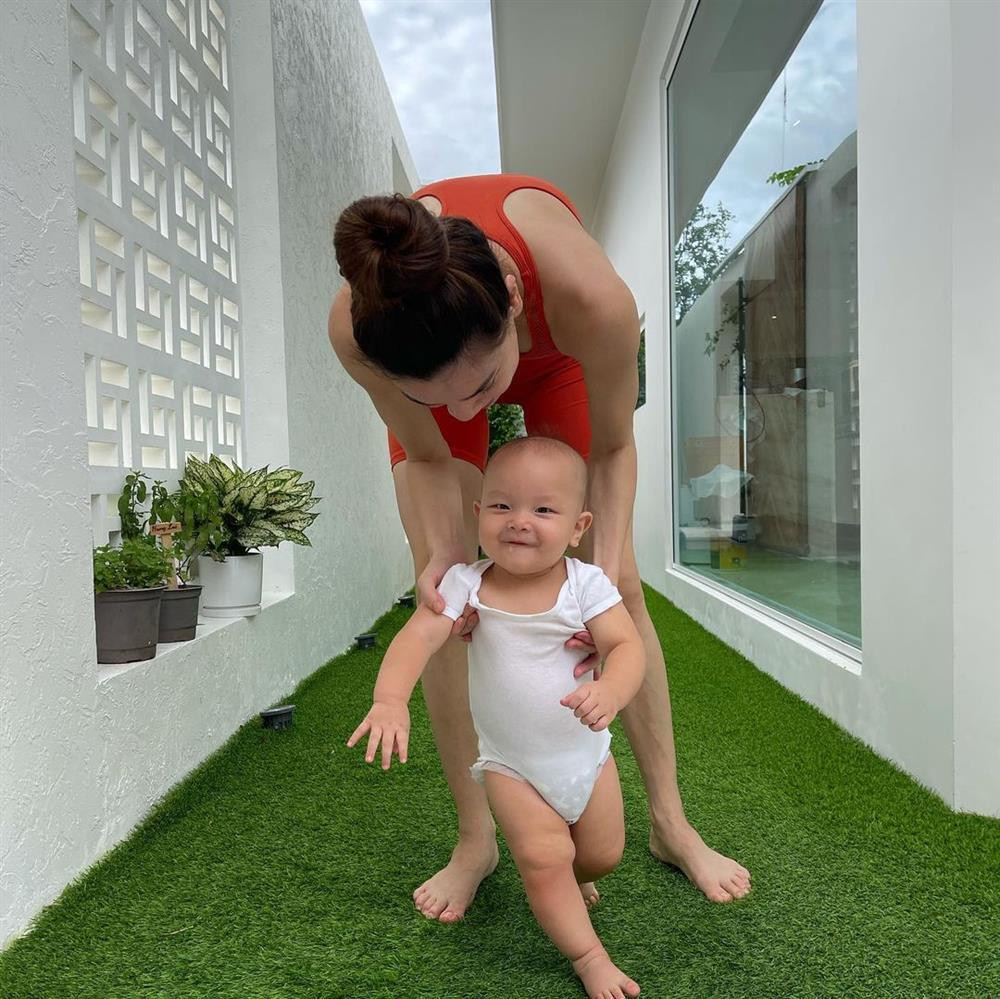 Ho Ngoc Ha khoe trai ut tap catwalk voi cap dui to bang chan me-Hinh-4