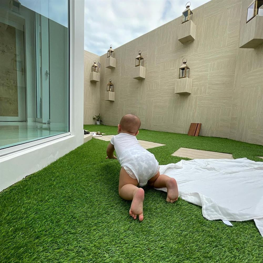 Ho Ngoc Ha khoe trai ut tap catwalk voi cap dui to bang chan me-Hinh-5