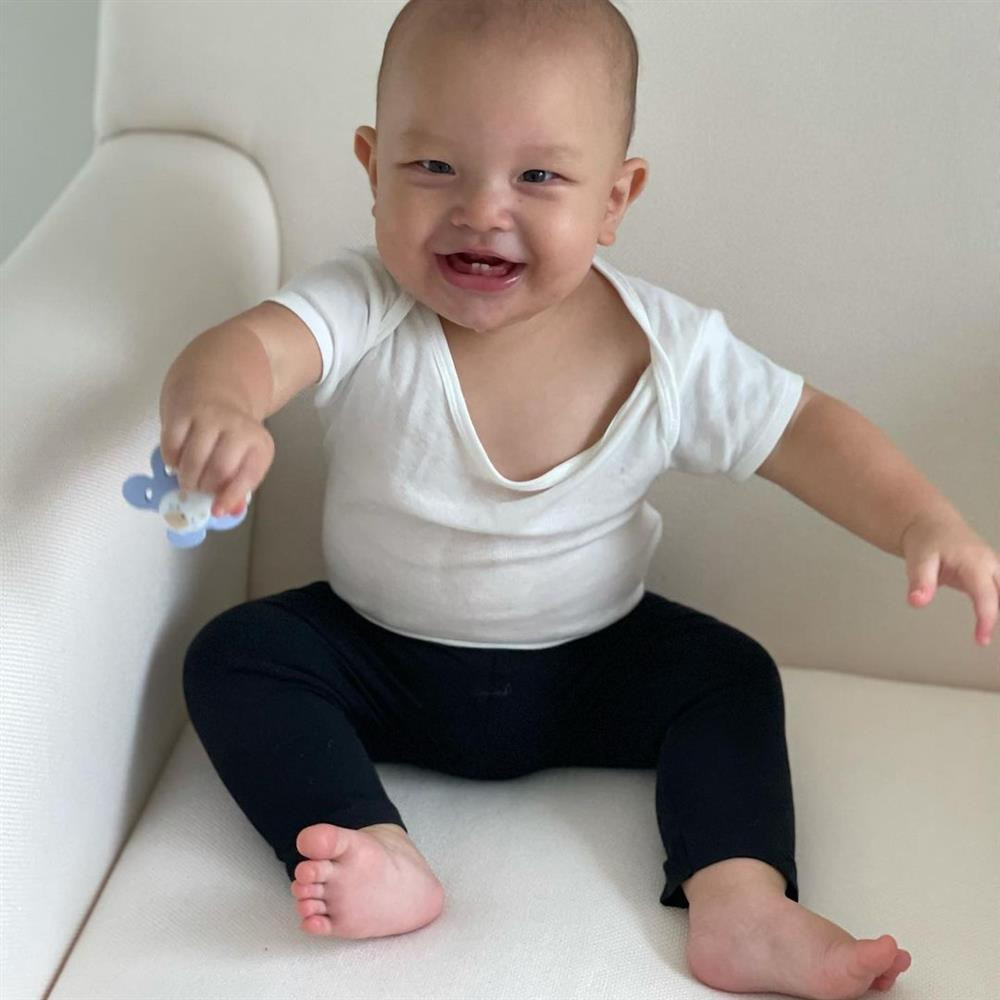 Ho Ngoc Ha khoe trai ut tap catwalk voi cap dui to bang chan me-Hinh-7