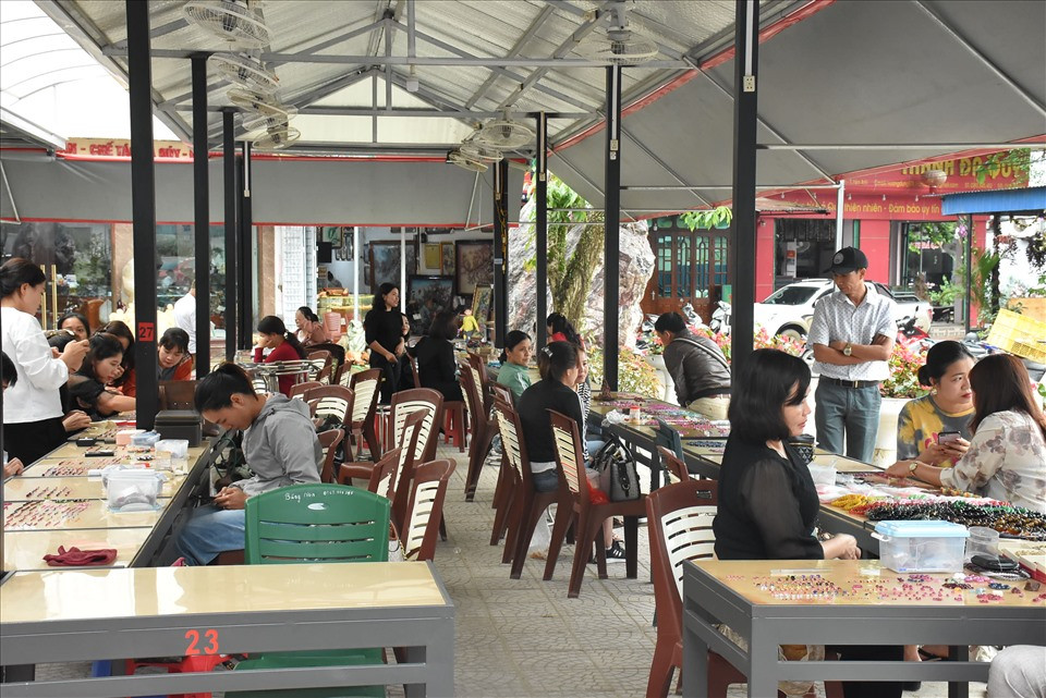 Các sạp hàng cũng được đánh số thứ tự. Mỗi hộ kinh doanh hàng năm cũng phải nộp thuế kinh doanh bình thường.