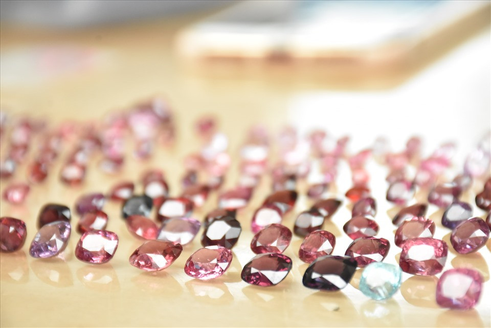 Sản phẩm đá quý được bày bán nhiều nhất ở đây là Ruby, Saphia... những dòng đá quý có giá trị cao.