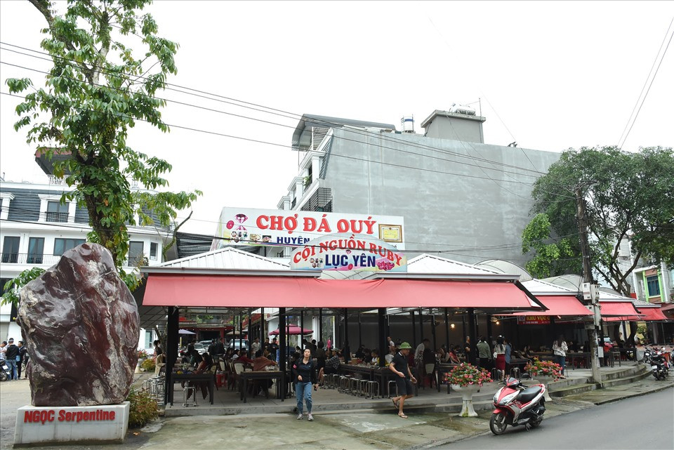 Phiên chợ đặc biệt này thường họp từ sáng đến trưa các ngày trong tuần, không chỉ là điểm đến của giới kinh doanh mà còn là nơi thu hút du khách hơn 30 năm qua.