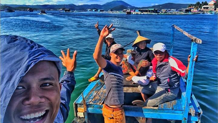 Chang trai di bo xuyen Viet voi 0 dong va cau chuyen hap dan