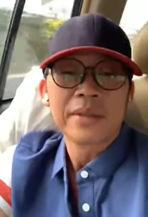 Hoài Linh bị con trai bắt gọi tên khi đang livestream Hoai Linh bi con trai bat goi ten khi dang livestream