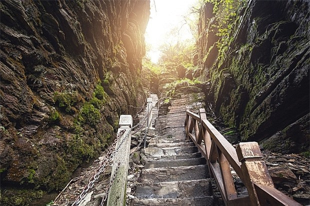 Ngôi chùa nhỏ trên đỉnh núi Fanjing linh thiêng của Trung Quốc ảnh 3