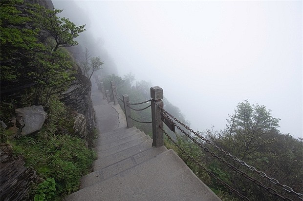 Ngôi chùa nhỏ trên đỉnh núi Fanjing linh thiêng của Trung Quốc ảnh 9