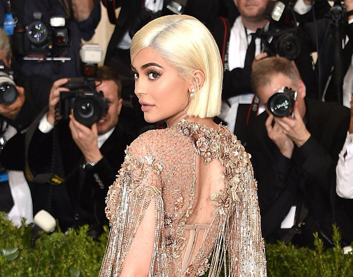 Vi sao phu nu thuong bi noi mun kin lung?