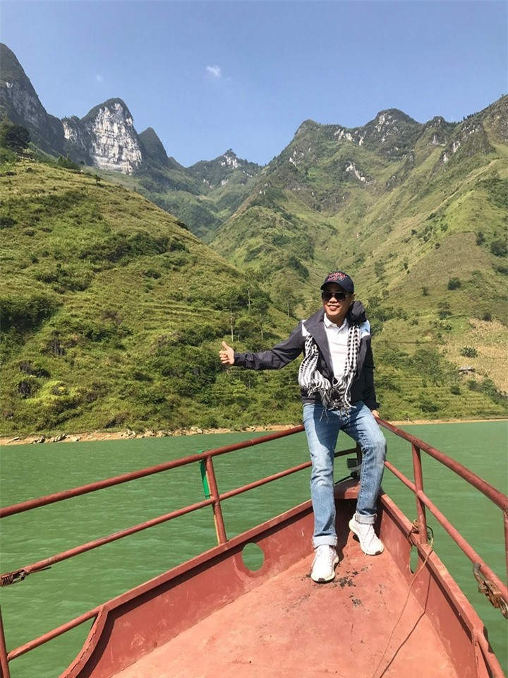 br/> Trải nghiệm thú vị nhất khi tới hẻm Tu Sản là được ngồi trên thuyền, cano, chèo ngược dòng Nho Quế trên Hồ Thủy điện Nho Quế ngước nhìn lên những vách núi dựng đứng, bầu trời cao vời vợi.