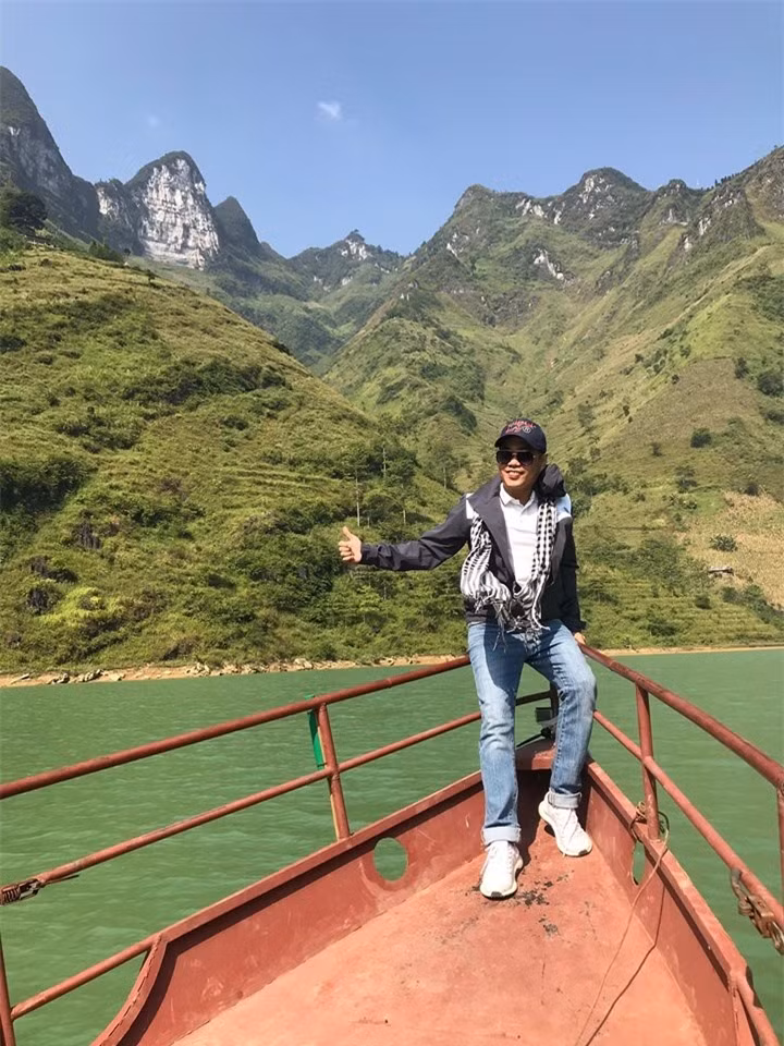 br/> Trải nghiệm thú vị nhất khi tới hẻm Tu Sản là được ngồi trên thuyền, cano, chèo ngược dòng Nho Quế trên Hồ Thủy điện Nho Quế ngước nhìn lên những vách núi dựng đứng, bầu trời cao vời vợi.