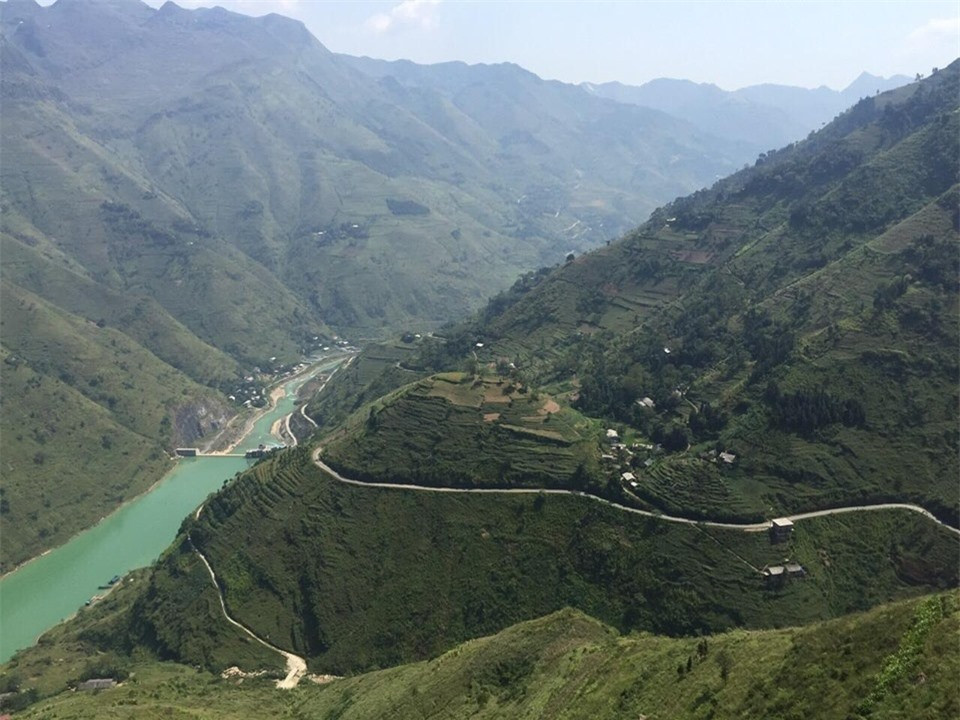 Sông Nho Quế chảy trên dải đất Việt Nam khoảng 46 km, qua lớp đá tai mèo lởm chởm của hệ thống công viên địa chất toàn cầu cao nguyên đá Đồng Văn, tạo nên dòng chảy mạnh với vô số thác ghềnh trắng xóa.