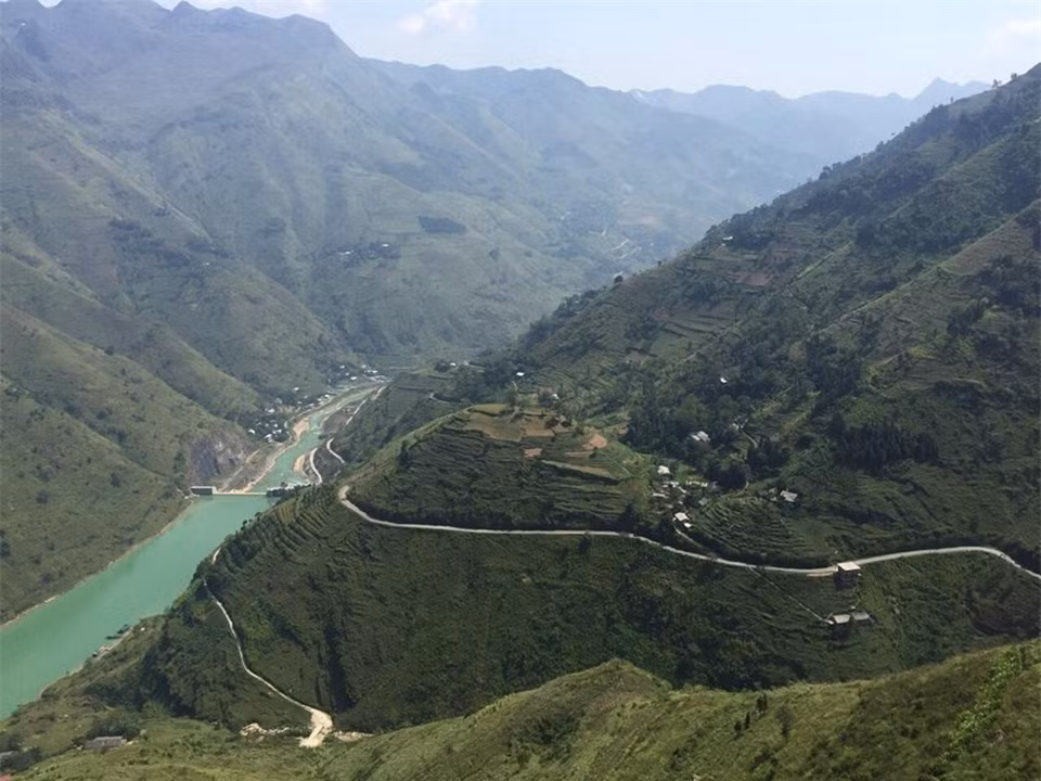 Sông Nho Quế chảy trên dải đất Việt Nam khoảng 46 km, qua lớp đá tai mèo lởm chởm của hệ thống công viên địa chất toàn cầu cao nguyên đá Đồng Văn, tạo nên dòng chảy mạnh với vô số thác ghềnh trắng xóa.