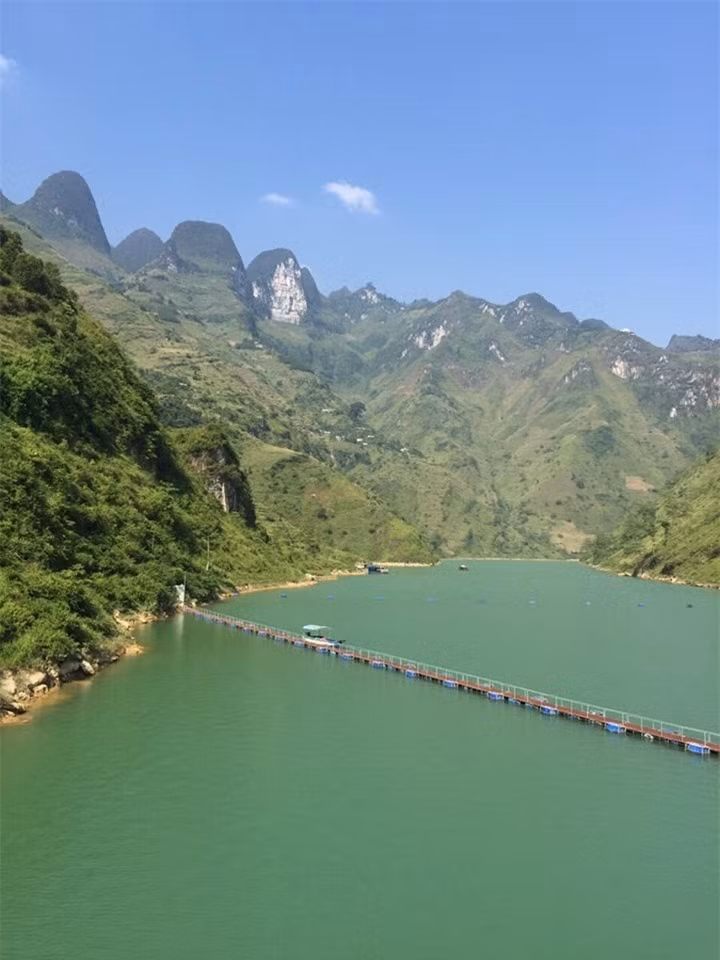 br/> Hẻm Tu Sản sâu 700-800m; dài 1,7km. Để đến được vực hẻm Tu Sản du khách cần đi thuyền, cano dịch vụ khoảng chừng 20 phút ngược dòng Nho Quế.