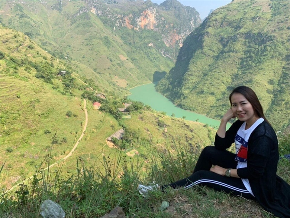 Mọi góc nhìn xuống sông Nho Quế đều đẹp đến hút hồn du khách.