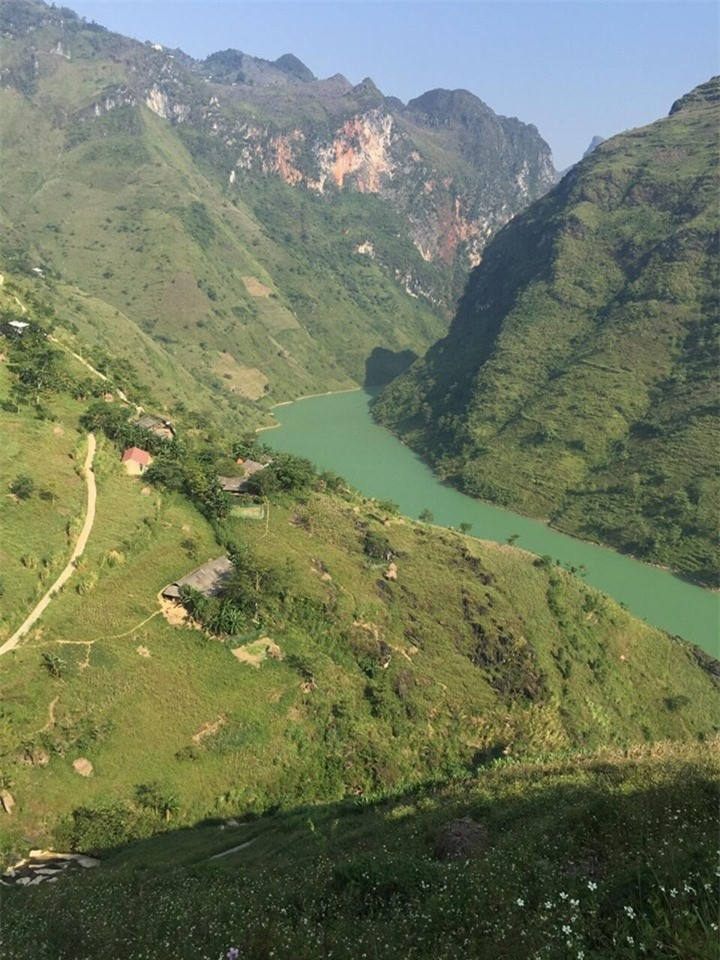 Nằm dưới chân những ngọn núi tai mèo hiểm trở của Hà Giang, dòng sông Nho Quế quanh năm êm đềm chảy giữa những vách đá, tạo thành một đường biên giới màu xanh biếc giữa đèo Mã Pí Lèng và đường Săm Pun. 